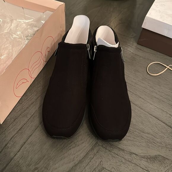 Easy Spirit Women's TShuffle Ankle Bootie - Picture 4 of 7